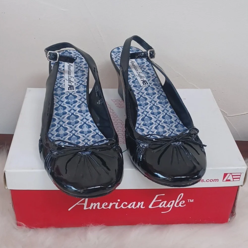 New in box American Eagle Black Lacross Wedge Sandals Vegan patent leather
